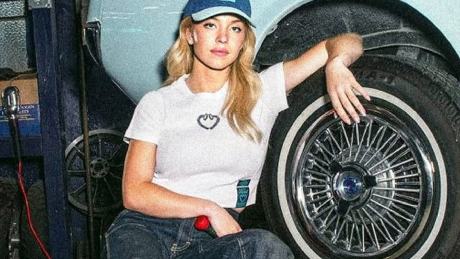 ¿Sabías que Sydney Sweeney sabe de mecánica? Su amor por los coches clásicos viene de familia