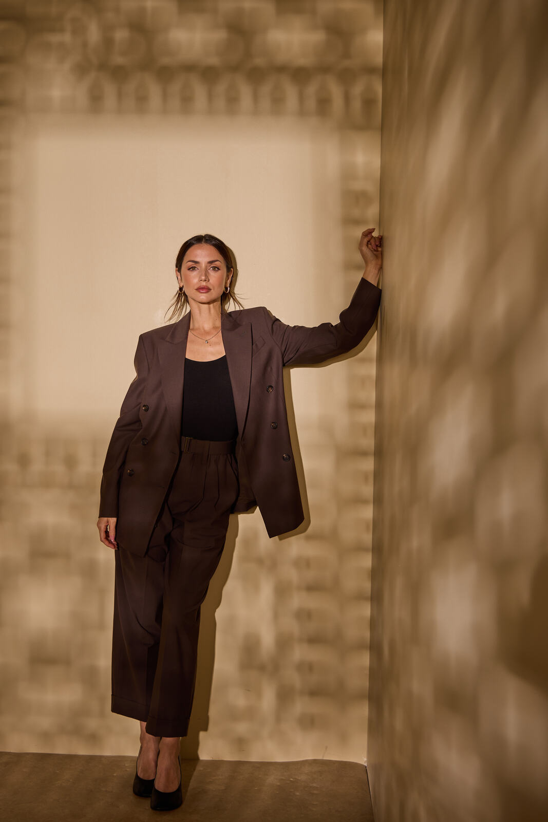 Ana de Armas posando en traje