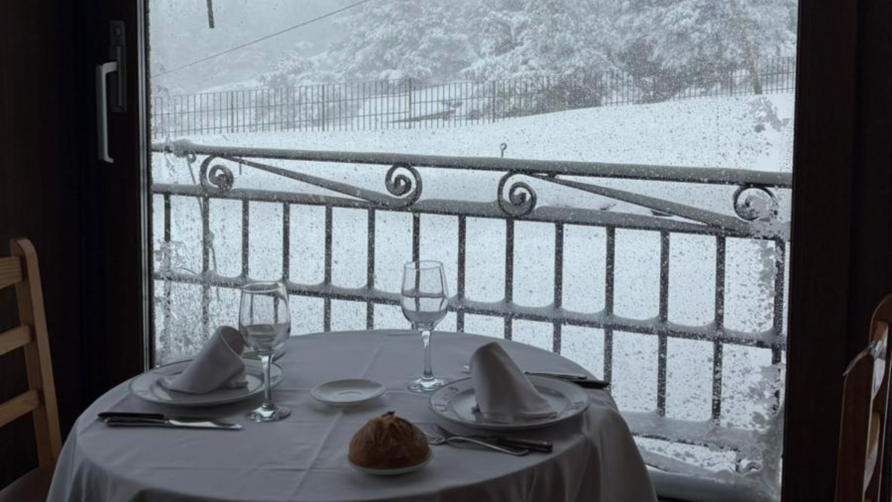 Parece Suiza pero está a menos de una hora de Madrid (y esconde un asador con vistas de película)