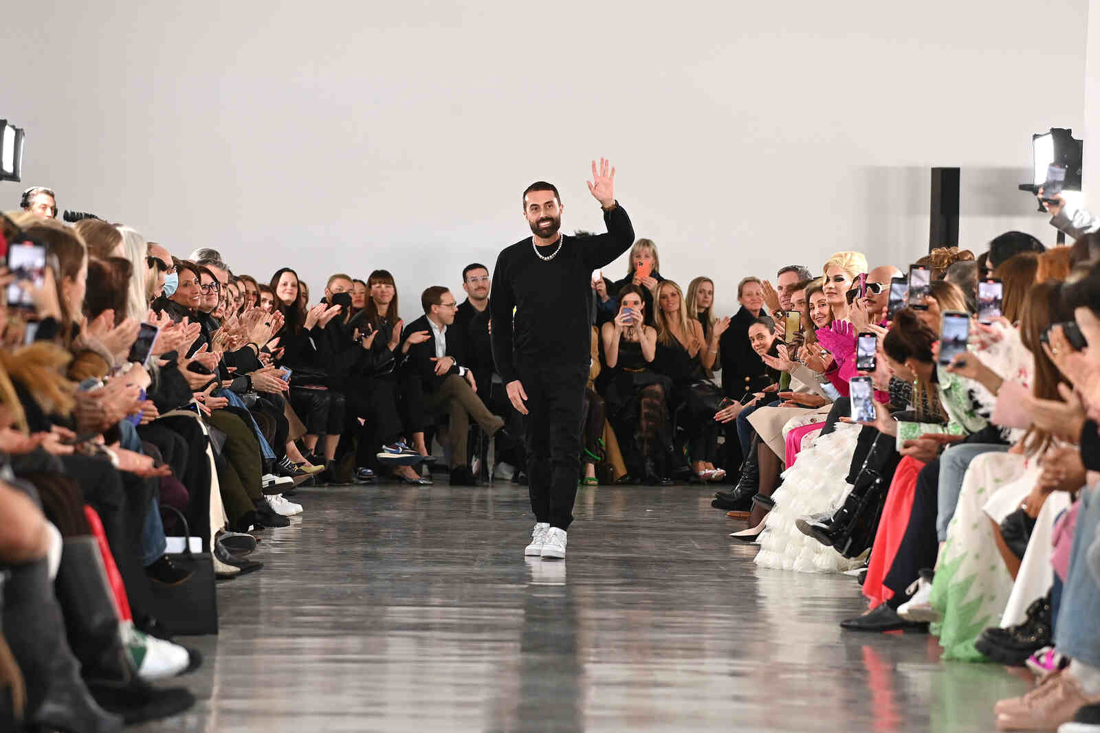 Giambattista Valli saludando