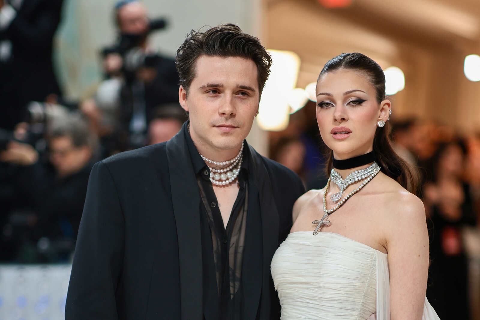 Nicola Peltz y Brooklyn Beckham en la MET Gala