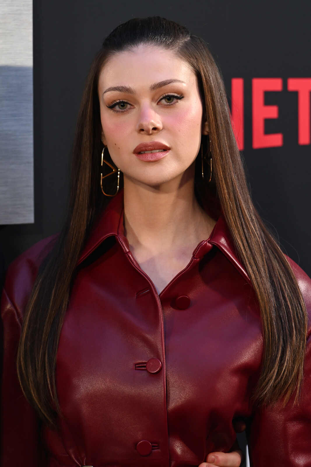 Nicola Peltz posando