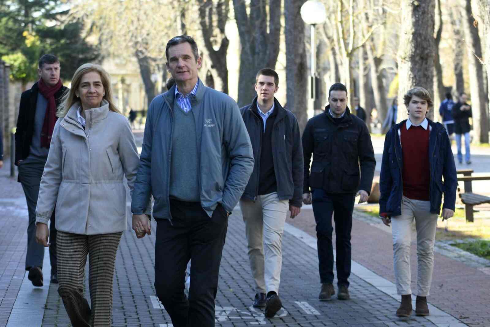 La familia Urdangarin paseando por Vitoria