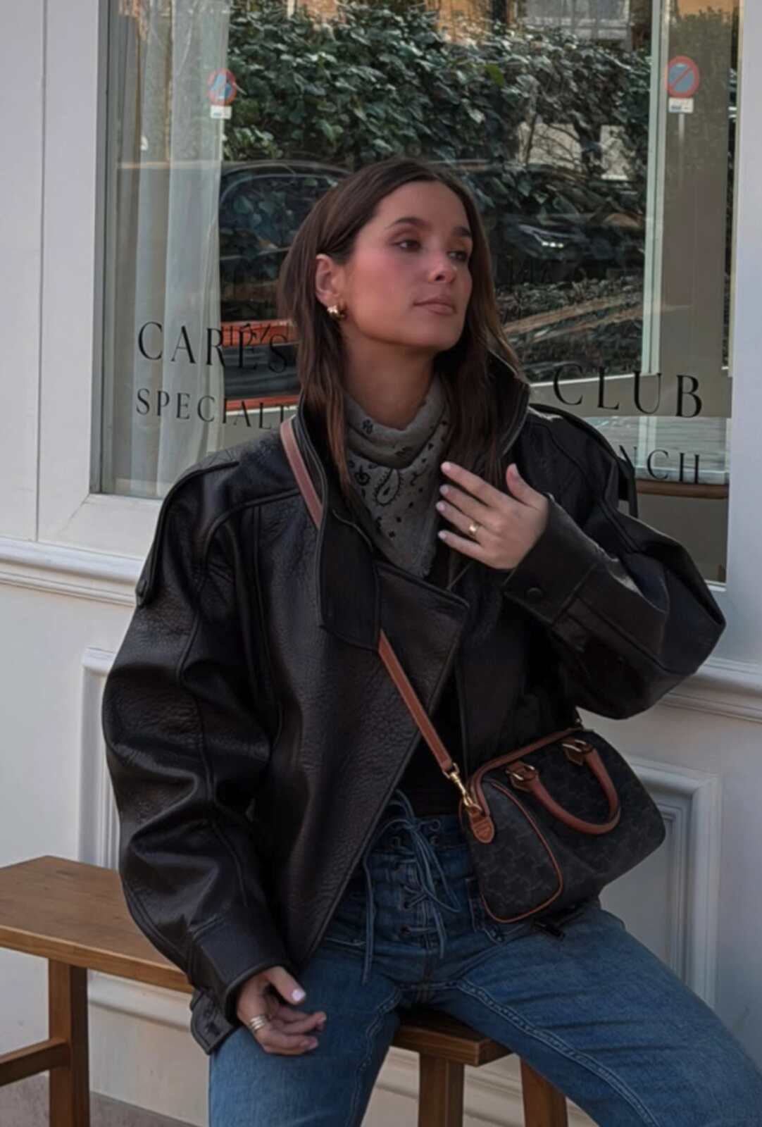 María Pombo posando en su instagram en la cafetería de moda