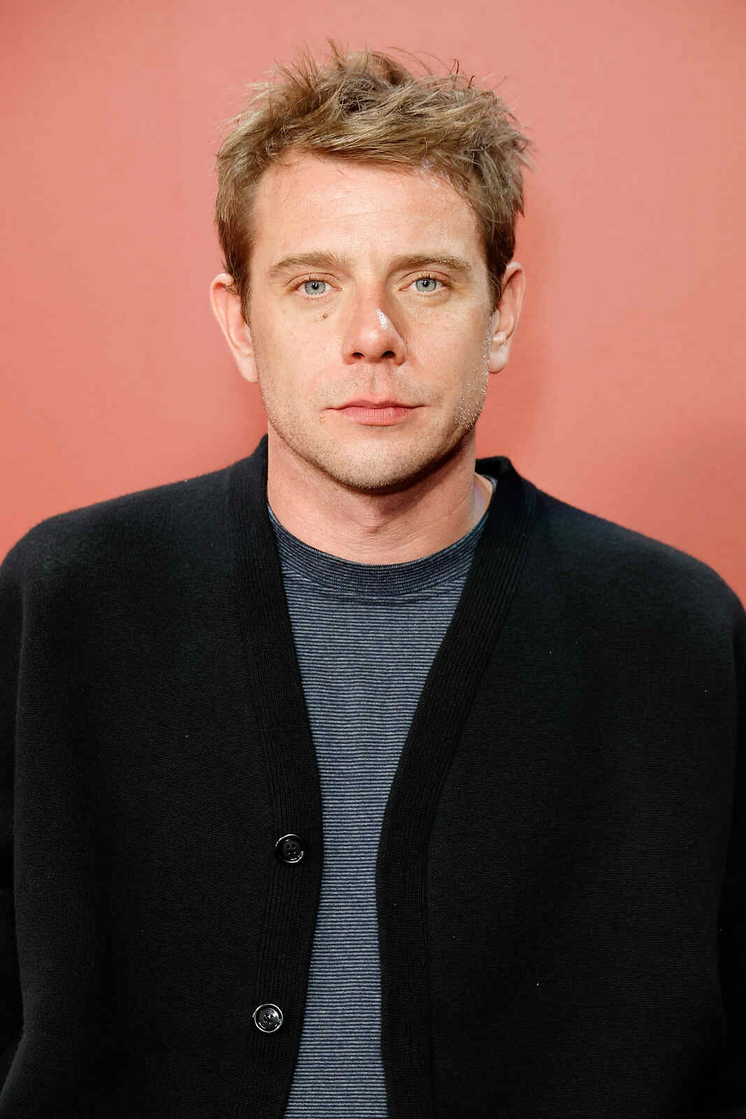 Jonathan Anderson posando en Dior