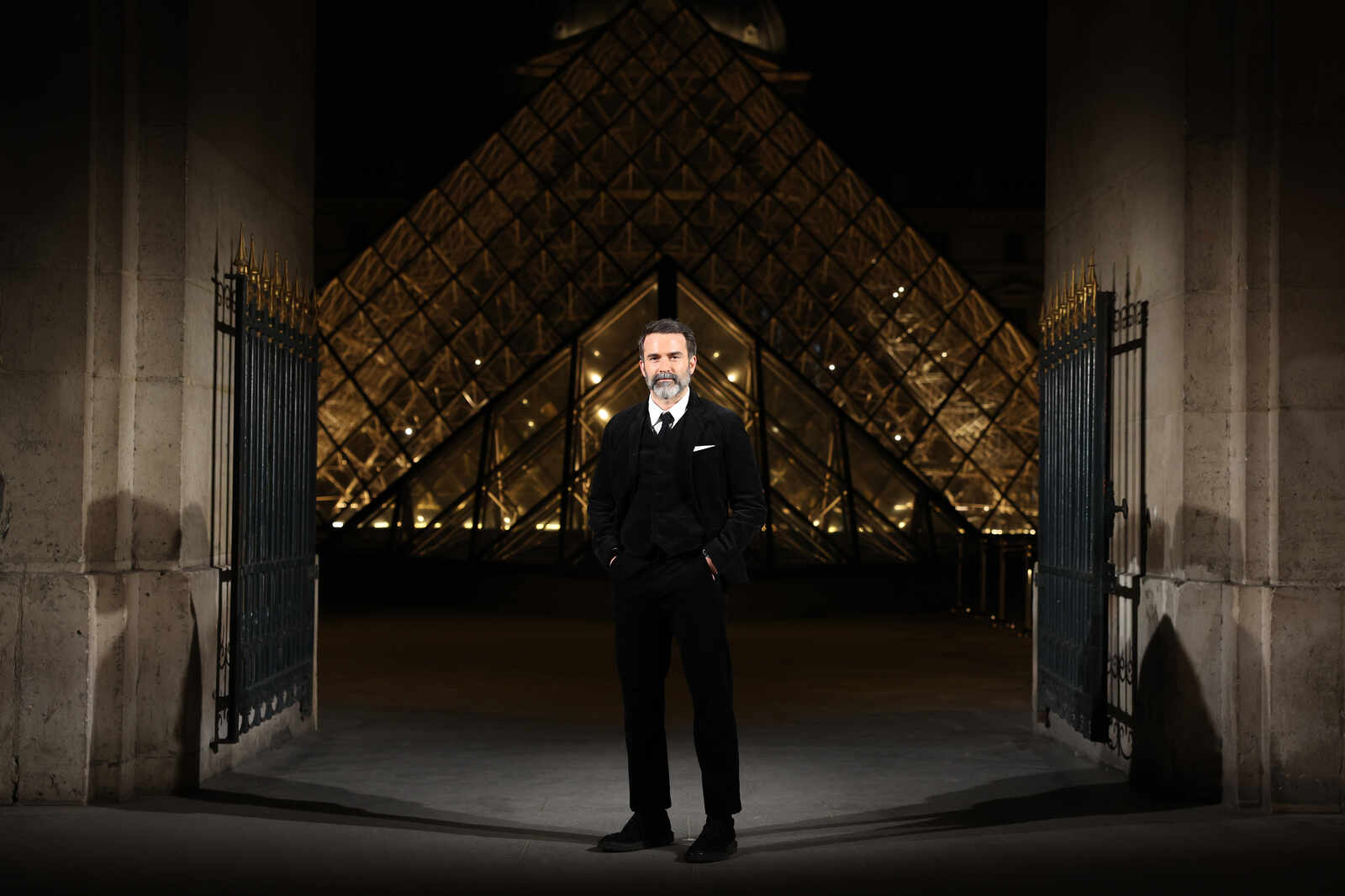 Daniel Roseberry posando en Schiaparelli