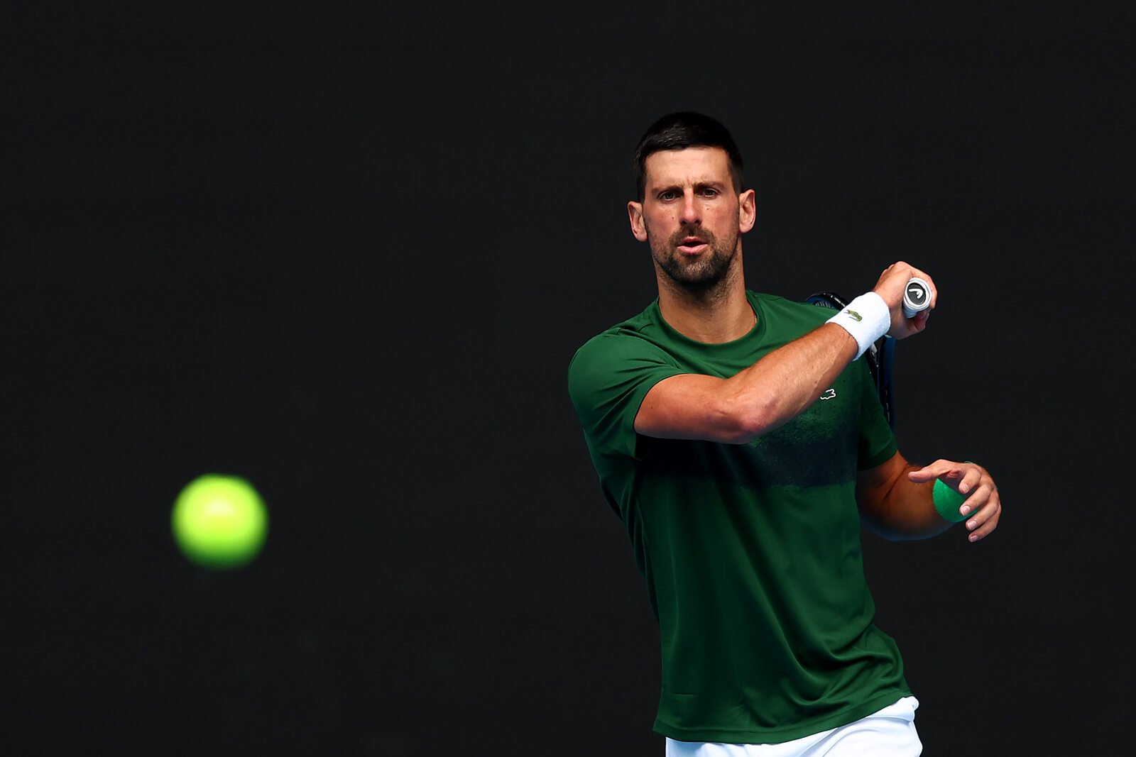 Novak Djokovic jugando al tenis en Australia