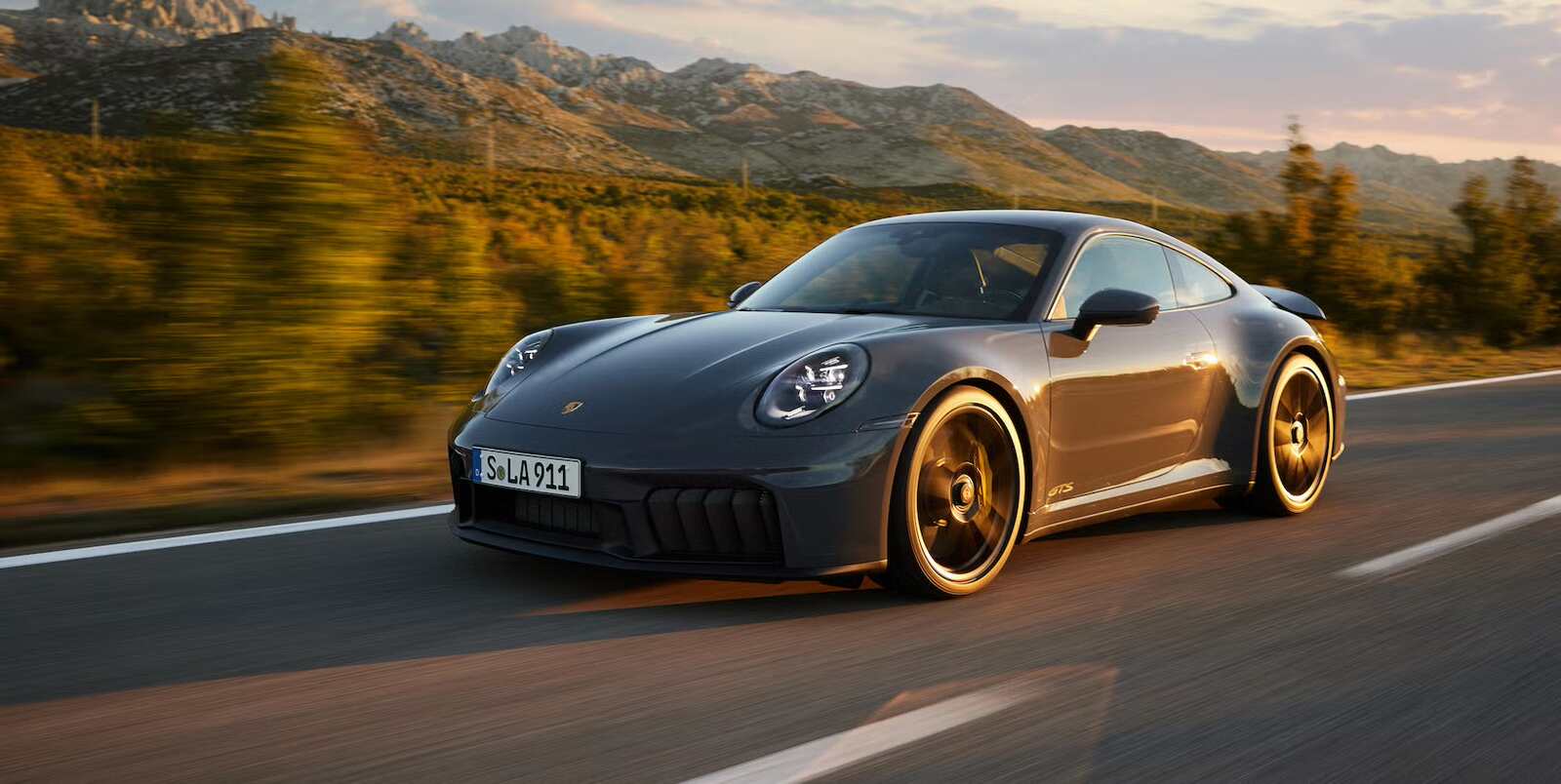 Un supercoche de Porsche en la carretera