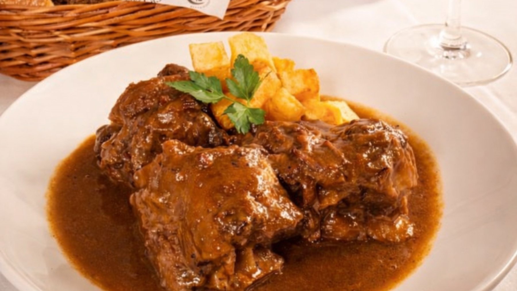 El secreto del rabo de toro de Las Cuevas de Luis Candelas: Vino blanco, tinto y, para terminar, coñac