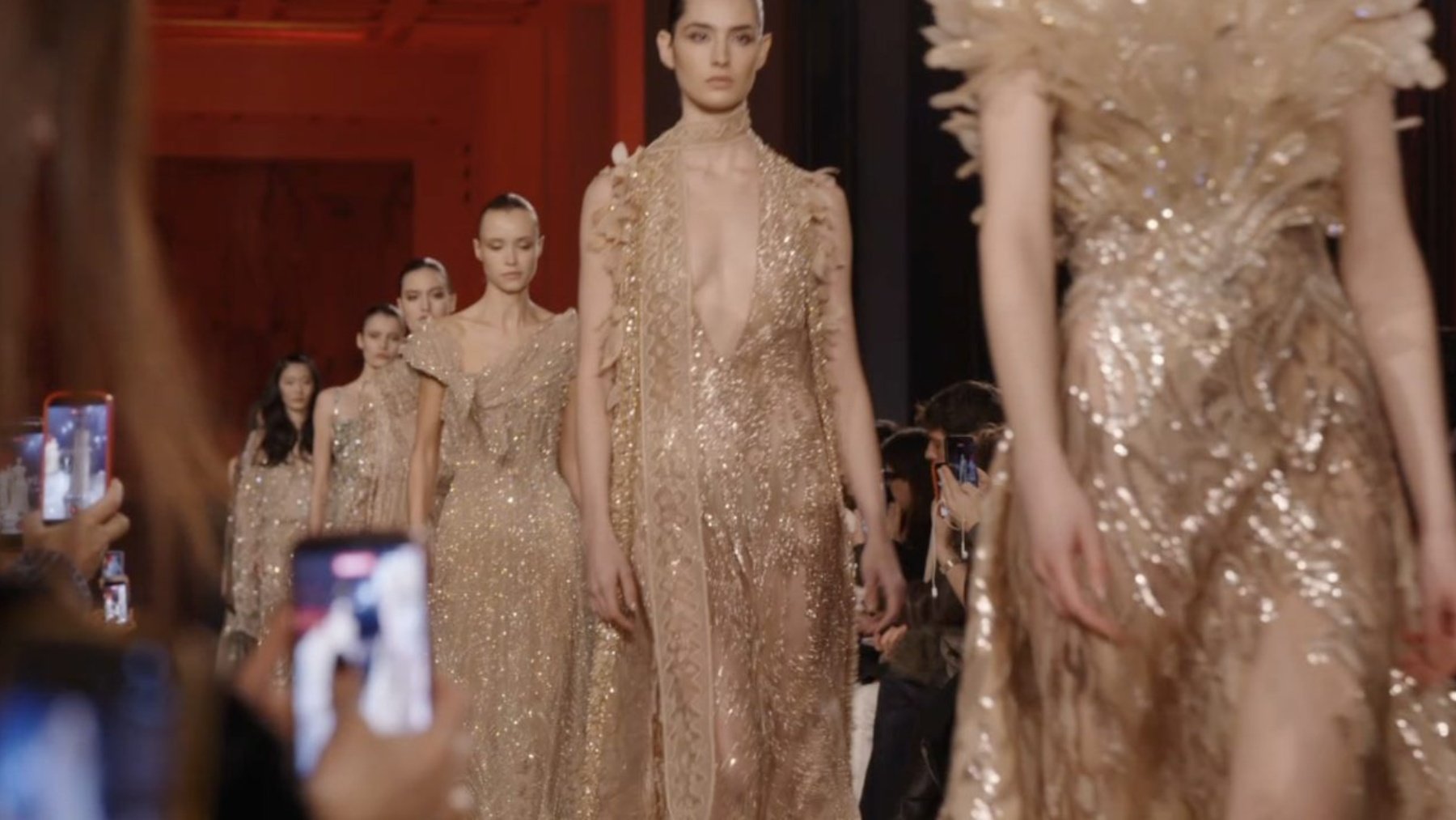 Elie Saab homenajea los años dorados de Yves Saint Laurent en París