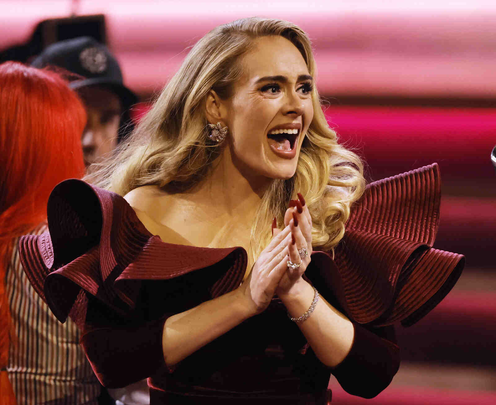 Adele celebrando un Grammy