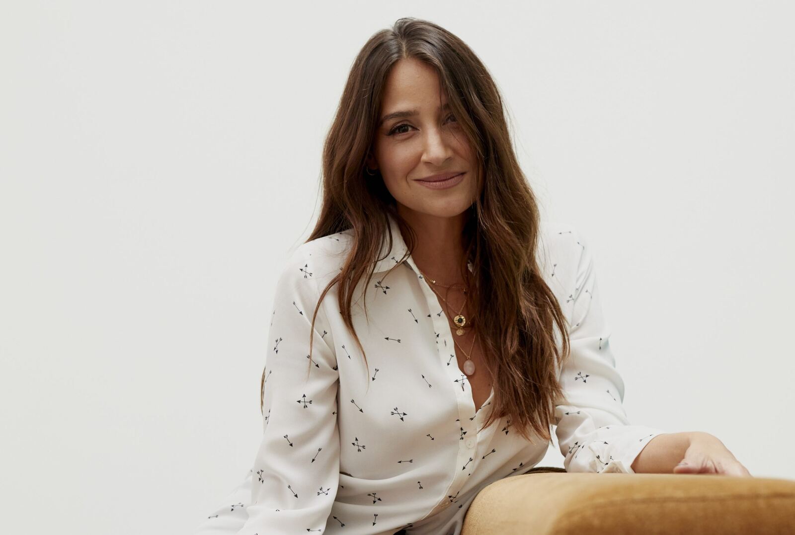 Georgina cantante posando de blanco