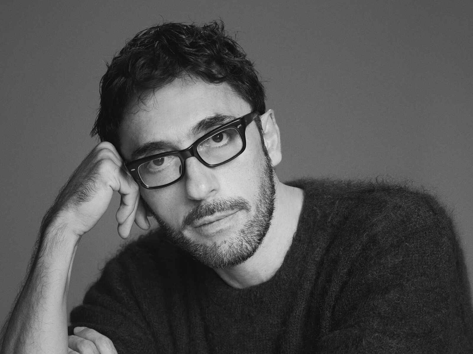 Lorenzo Serafini posando