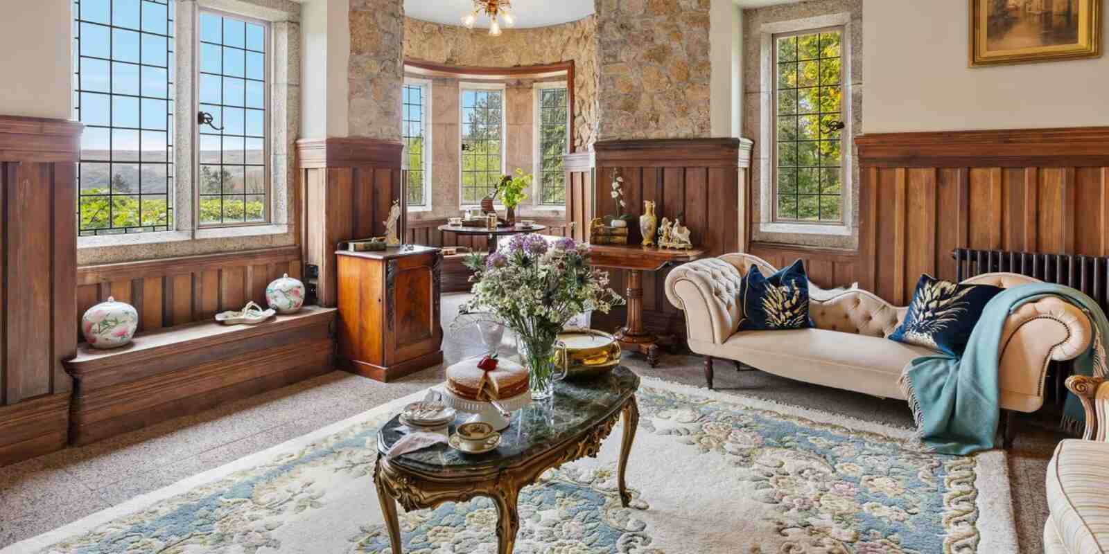 Salón amplio de la casa de campo de Carlos III