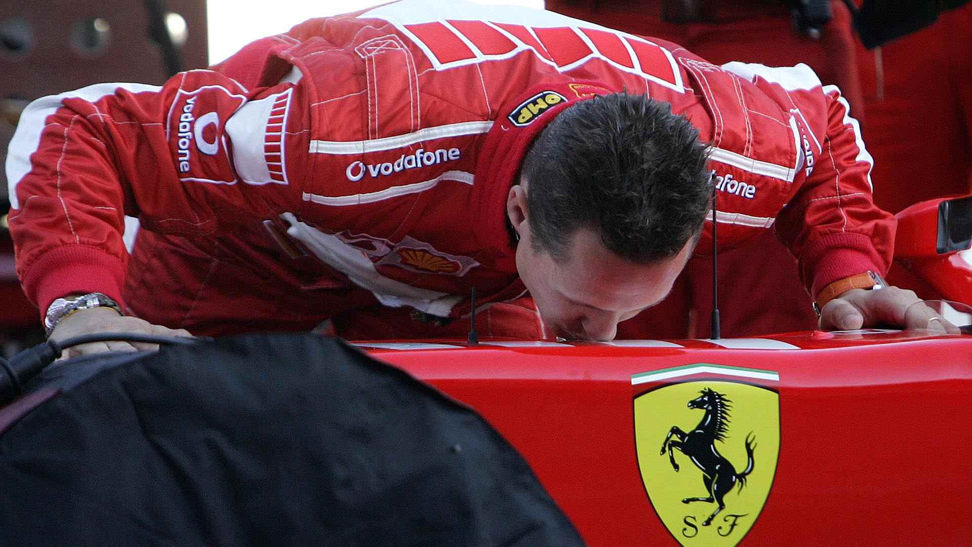Michael Schumacher besando el Ferrari