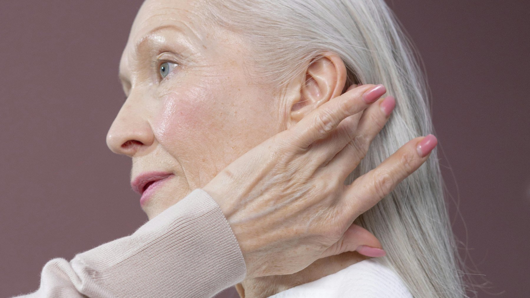 Un experto alerta: La piel de las manos envejece antes que la del rostro al ser más fina