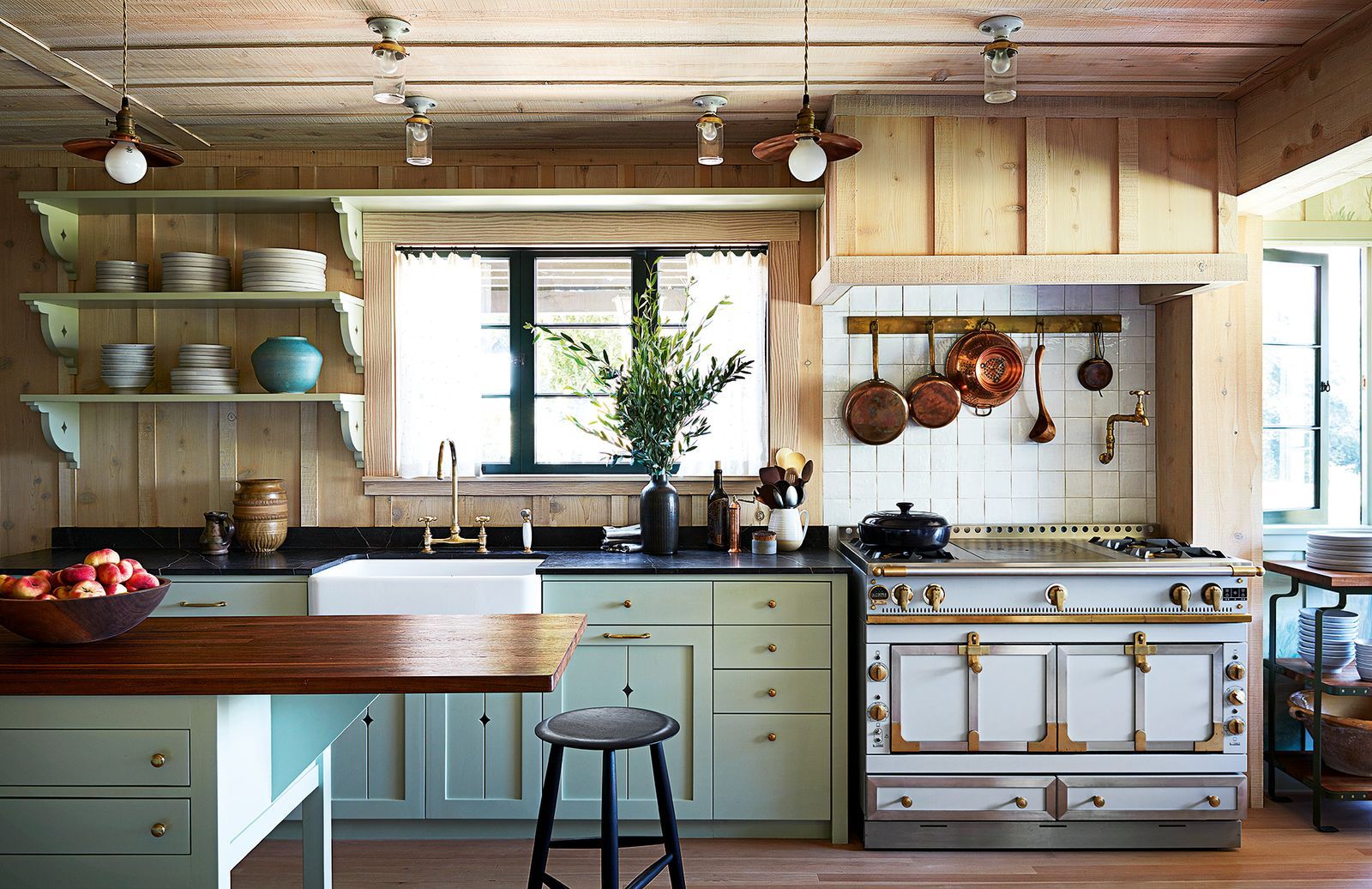 Así es la casa de Anne Hathaway: fue propiedad de Yves Saint Laurent y cuesta más de 4 millones