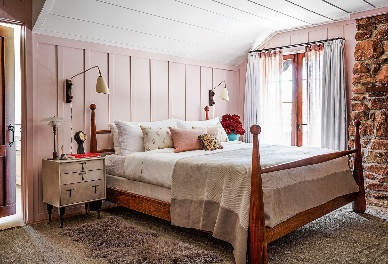 Así es la casa de Anne Hathaway: fue propiedad de Yves Saint Laurent y cuesta más de 4 millones