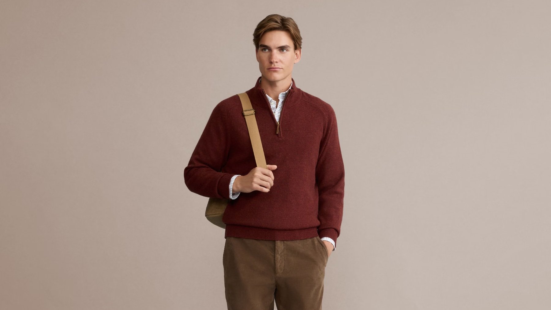 El jersey de media cremallera vuelve a ser tendencia y así lo llevan los hombres más elegantes