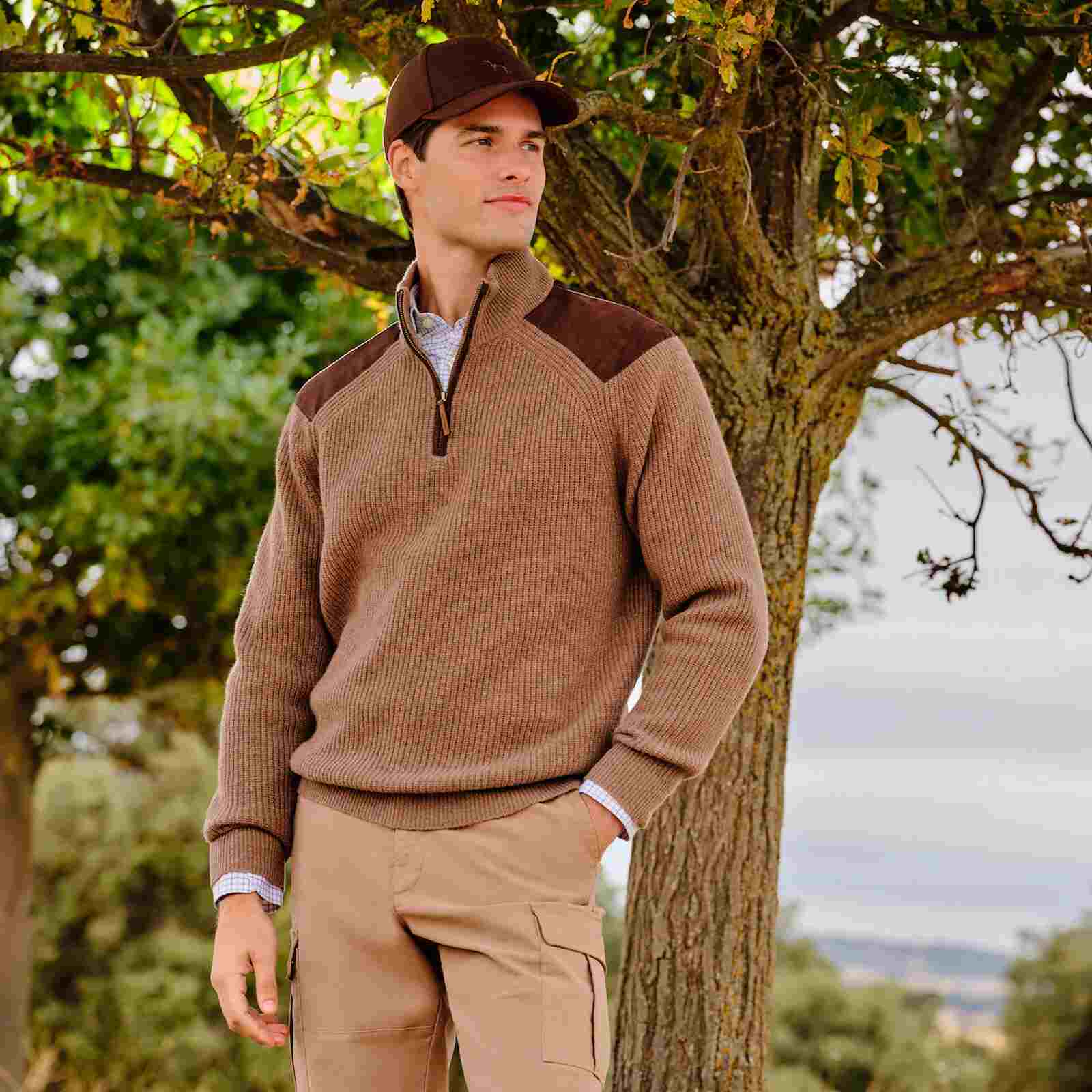 hombre con jersey de media cremallera