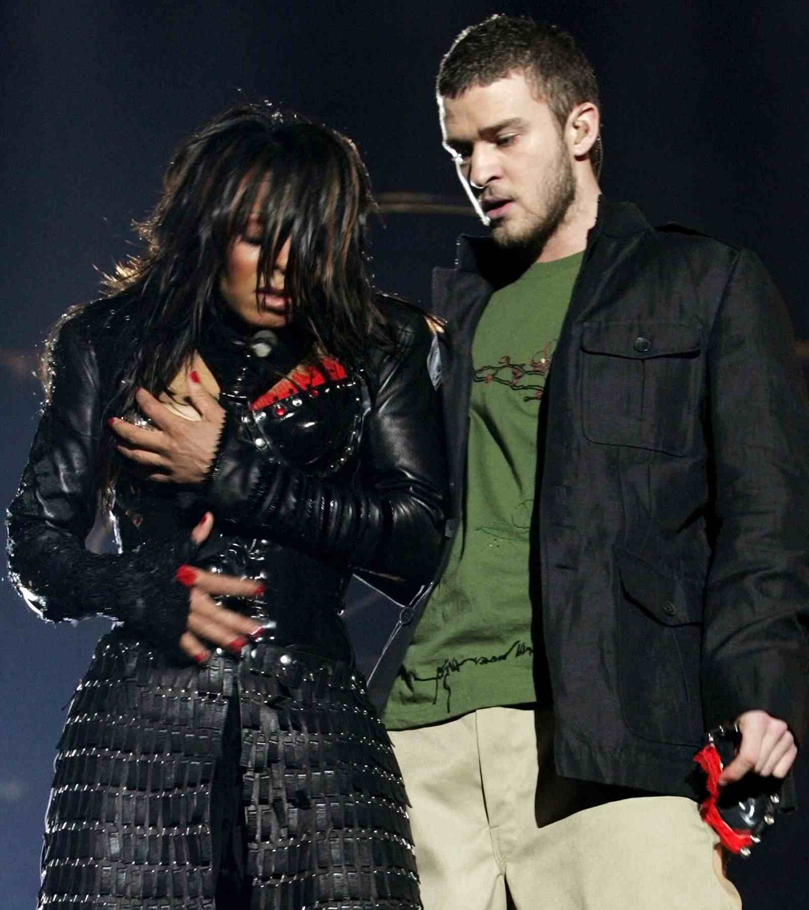 Janet Jackson tapándose en el pezón