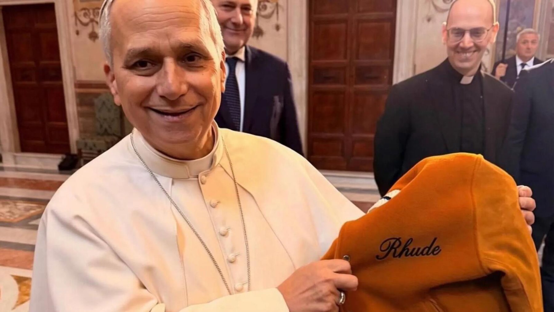 La bómber del Papa León XVI es de una marca que colaboró con Zara y cuesta más de 1.000 euros