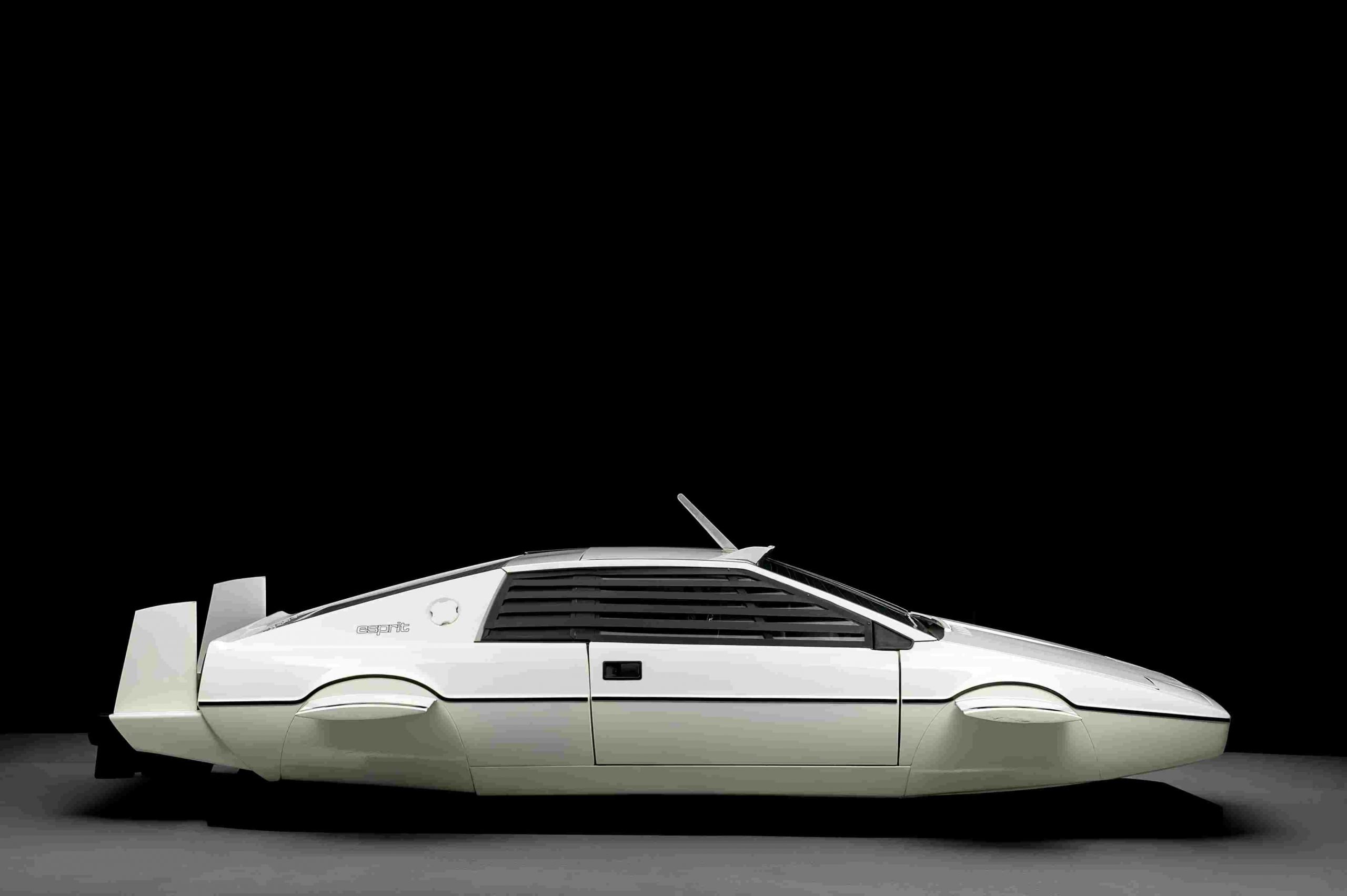 Lateral del coche de James Bond y Tesla