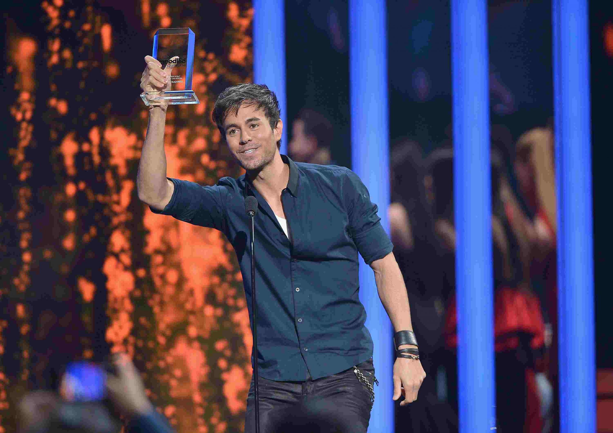Enrique Iglesias posando con un premio