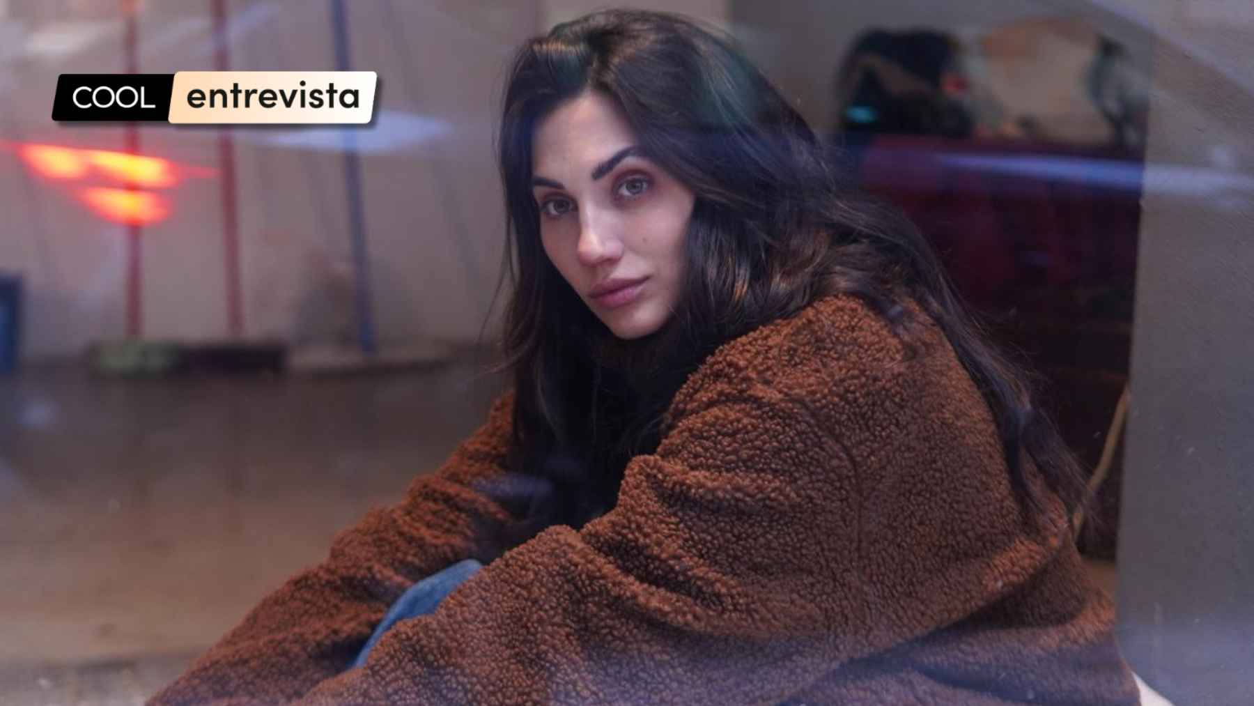 Mariam Bustos convierte la soledad en arte: 15 días encerrada y expuesta tras un escaparate en Madrid