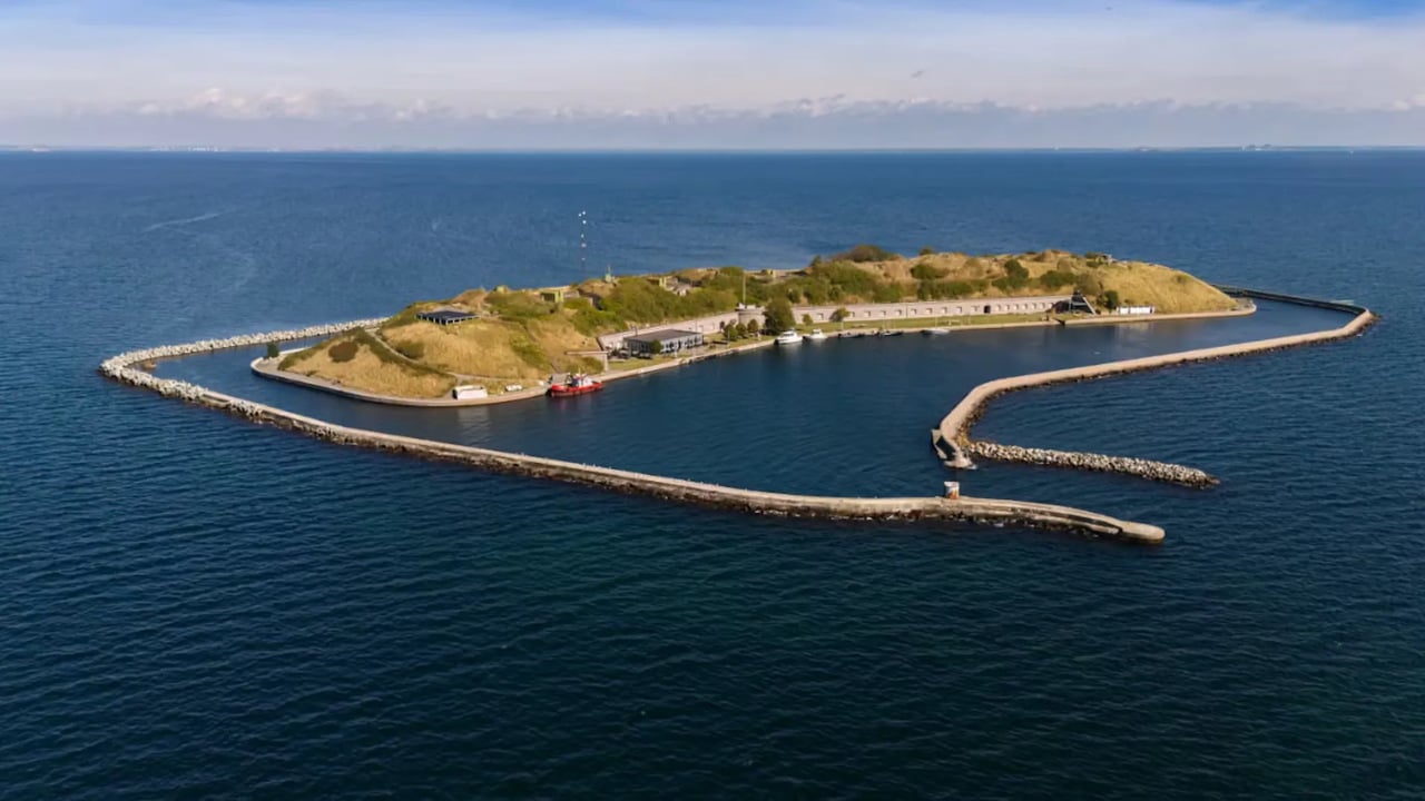 La isla europea creada para la guerra en 1910, a la venta por 10 millones: incluye hoteles y restaurantes