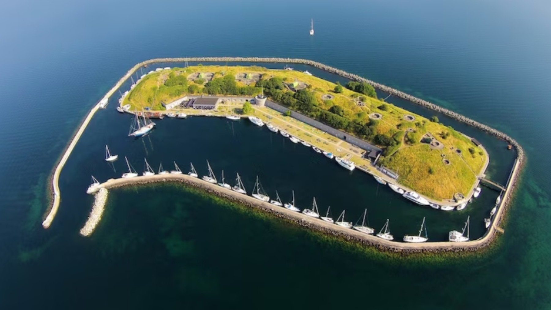 La isla europea creada para la guerra en 1910, a la venta por 10 millones: incluye hoteles y restaurantes