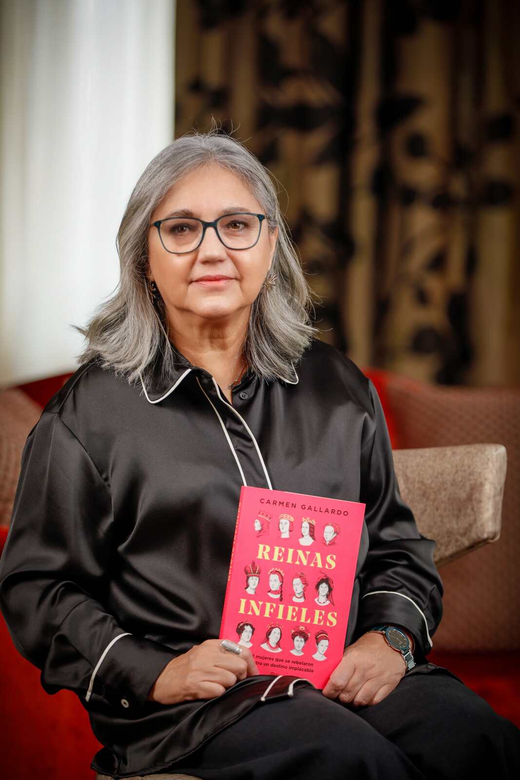 Carmen Gallardo posando con su libro