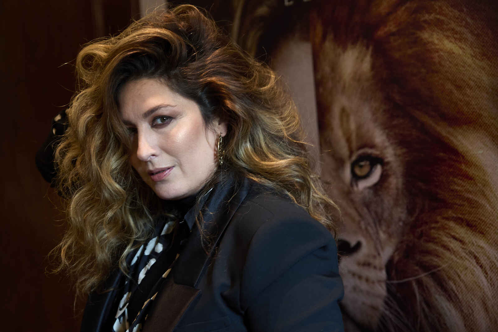 Estrella Morente posando ante la cámara