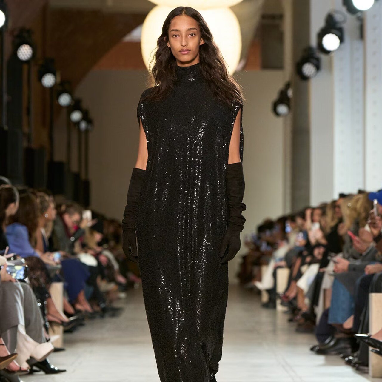 Michael Kors dicta sentencia en Nueva York: los guantes vuelven como símbolo de estilo