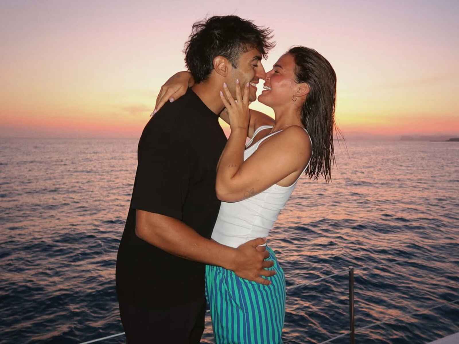 Laura Escanes y Joan Verdú besándose