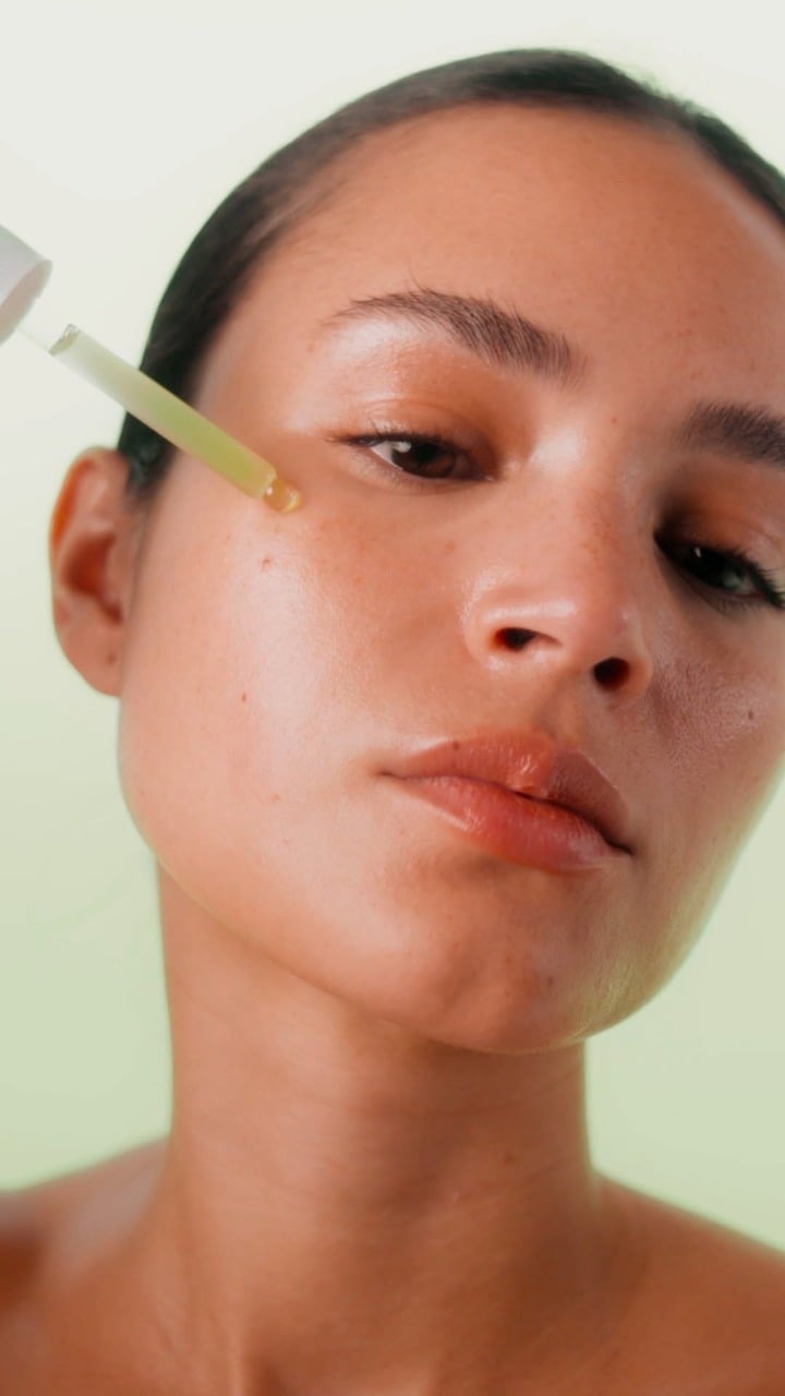 contorno ojos hinchazon