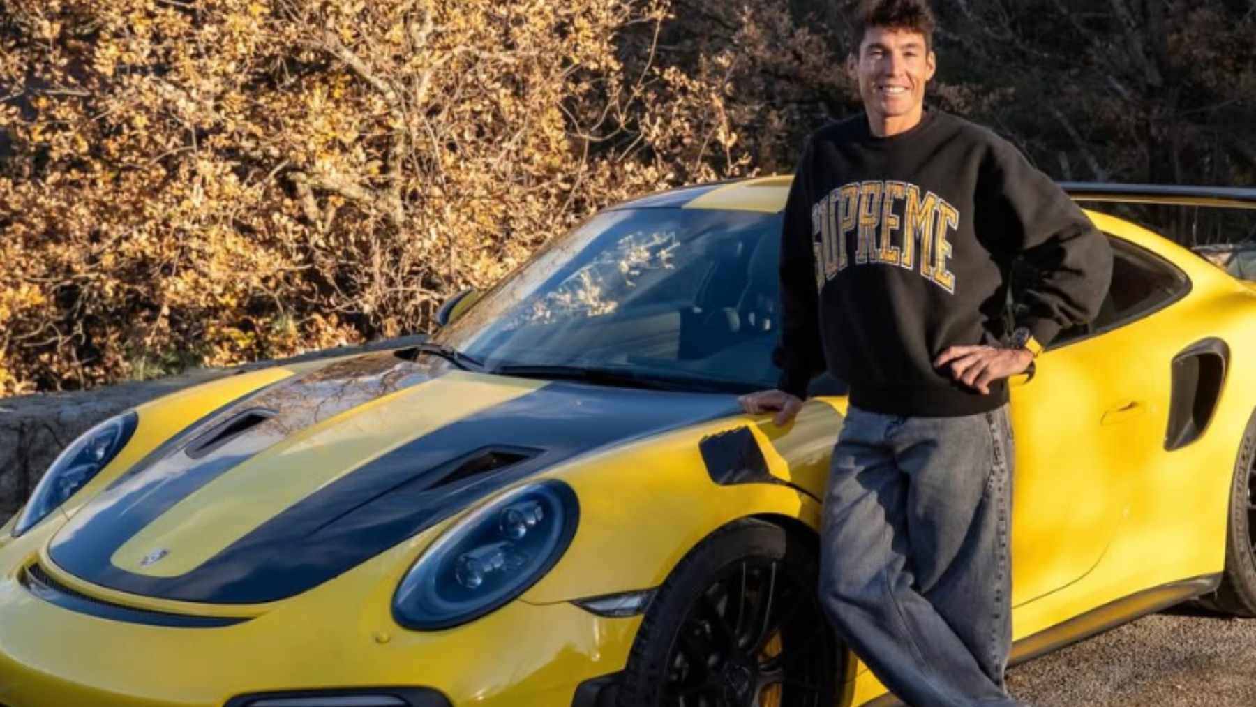 Así vive Aleix Espargaró fuera del circuito: Porsche de 400.000 €, hotel en Dubái a 1.200 € la noche…