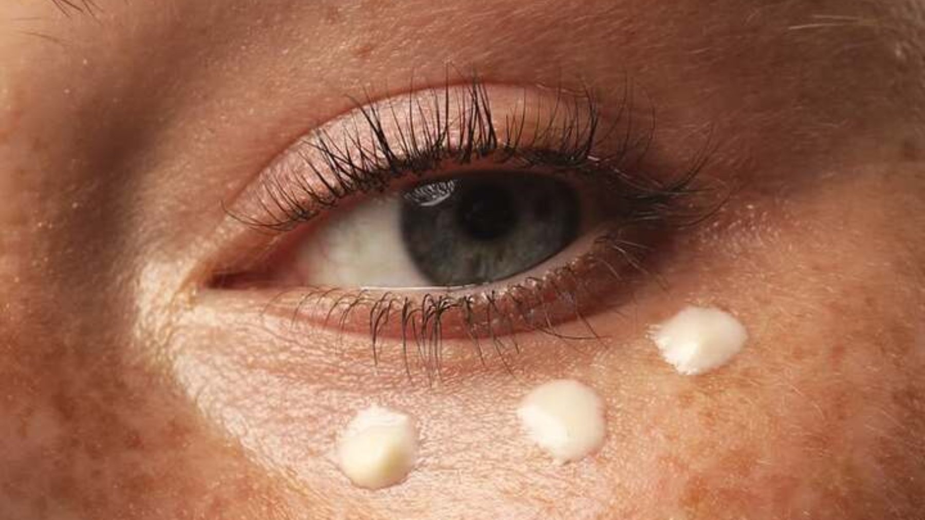 Adiós a bolsas e hinchazón: la rutina para una mirada descansada