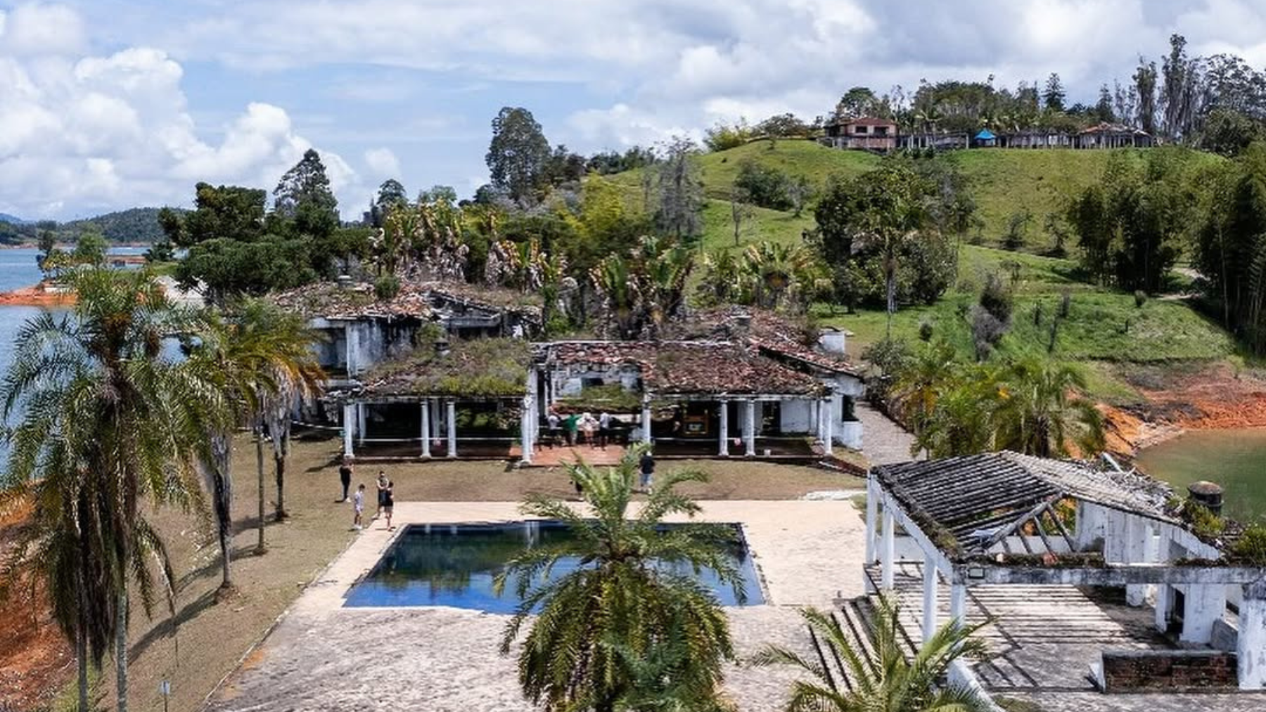 La ruinosa casa de Pablo Escobar, vendida por más de 1,7 millones
