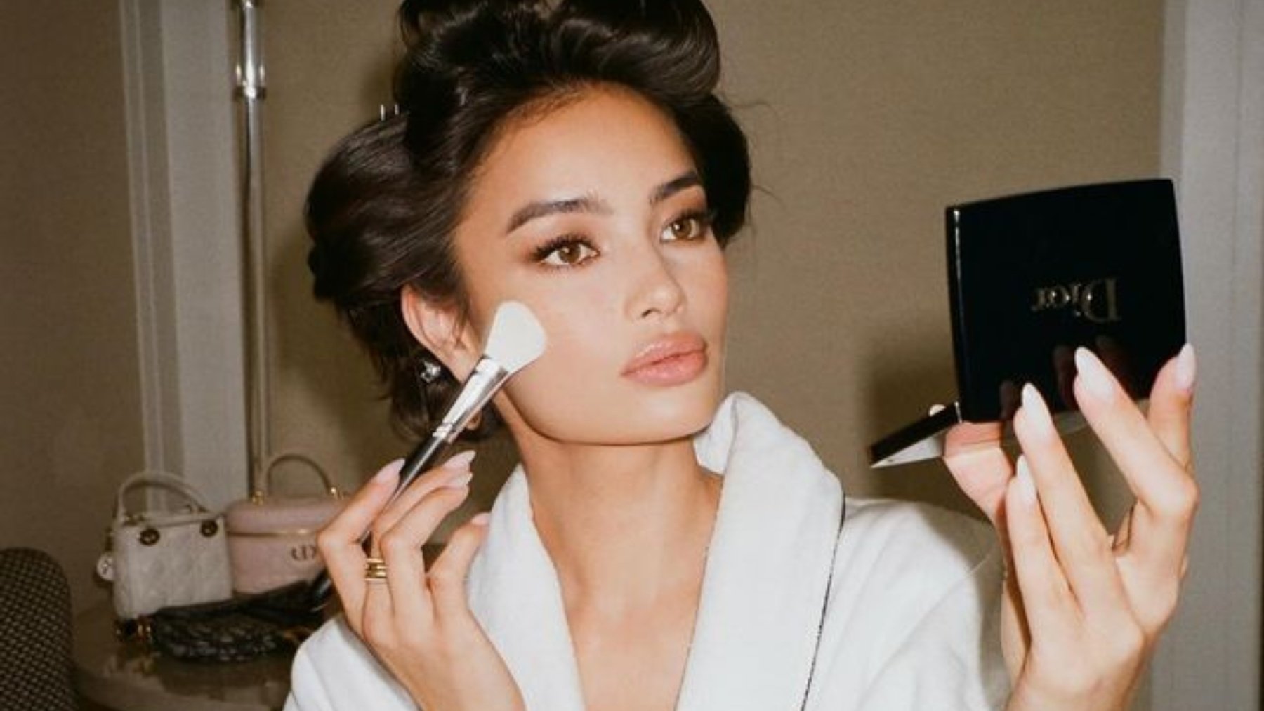 El truco de maquillaje que los profesionales nunca cuentan para lucir una piel jugosa: fácil y en un paso