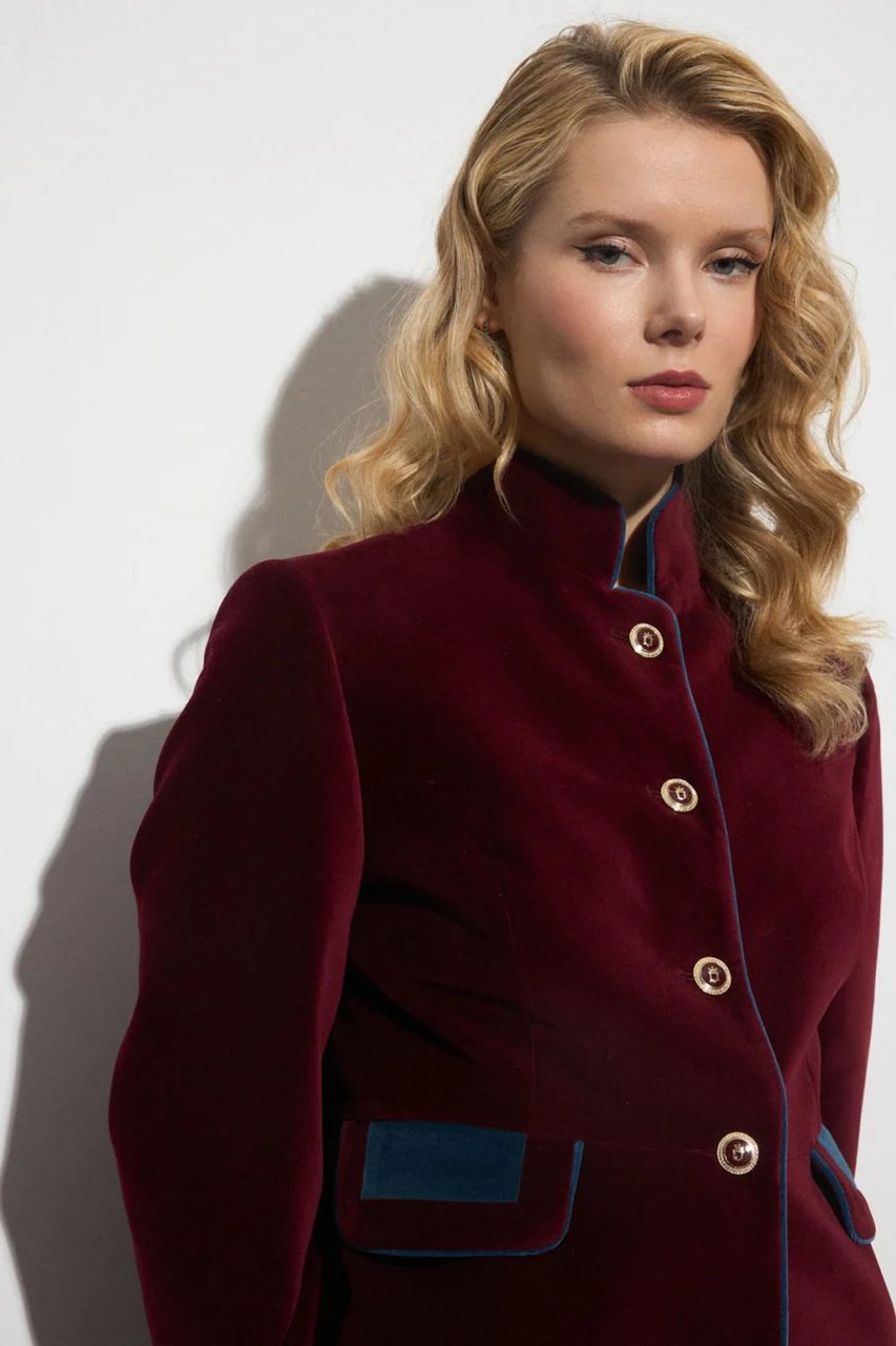 La americana napoleónica de la Reina Letizia: localizamos una marca que las diseña y así se lleva