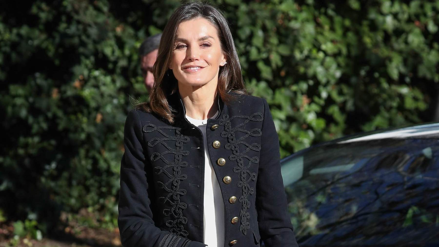 La americana napoleónica de la Reina Letizia: localizamos una marca que las diseña y así se lleva
