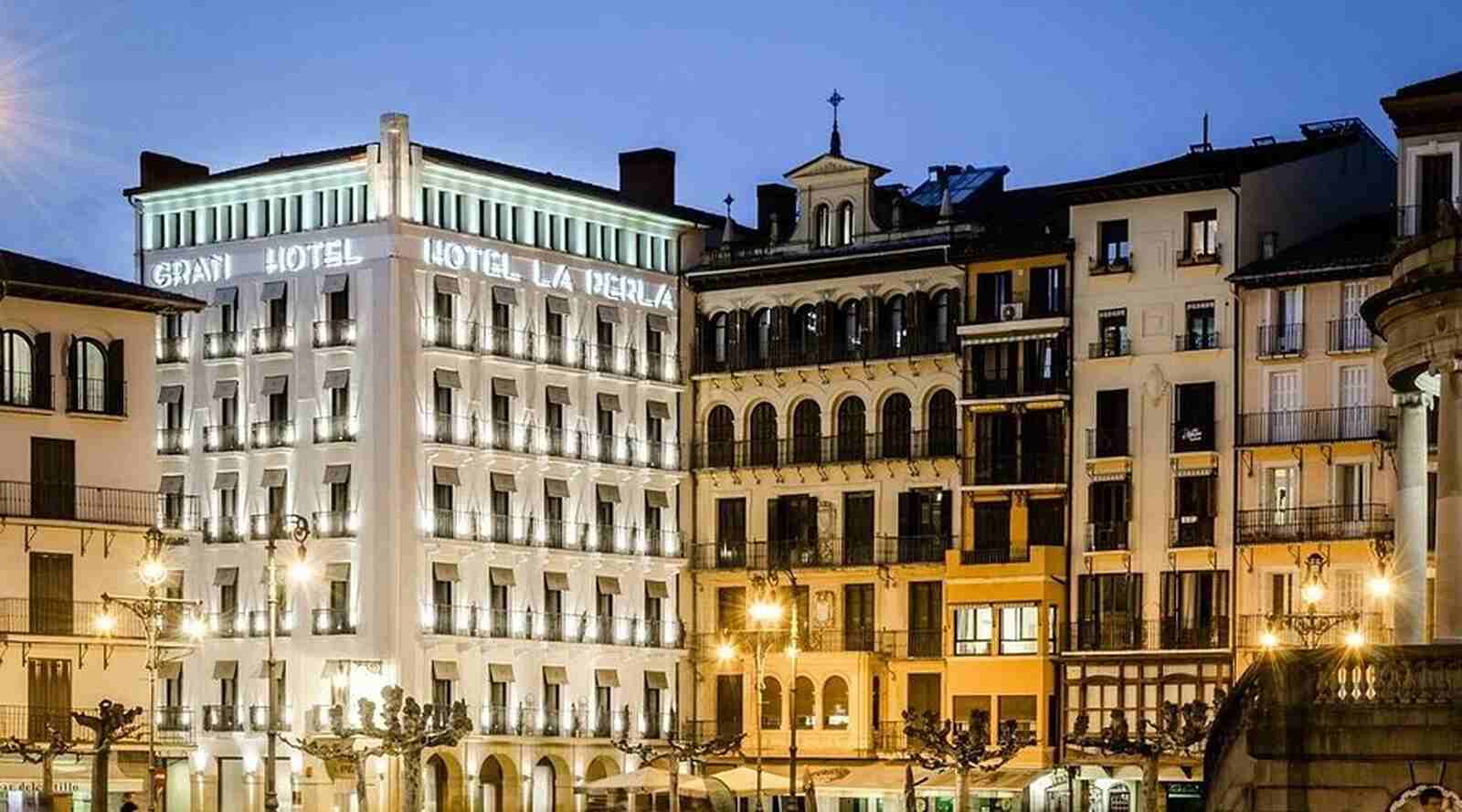 Fachada del Gran Hotel La Perla en Navarra