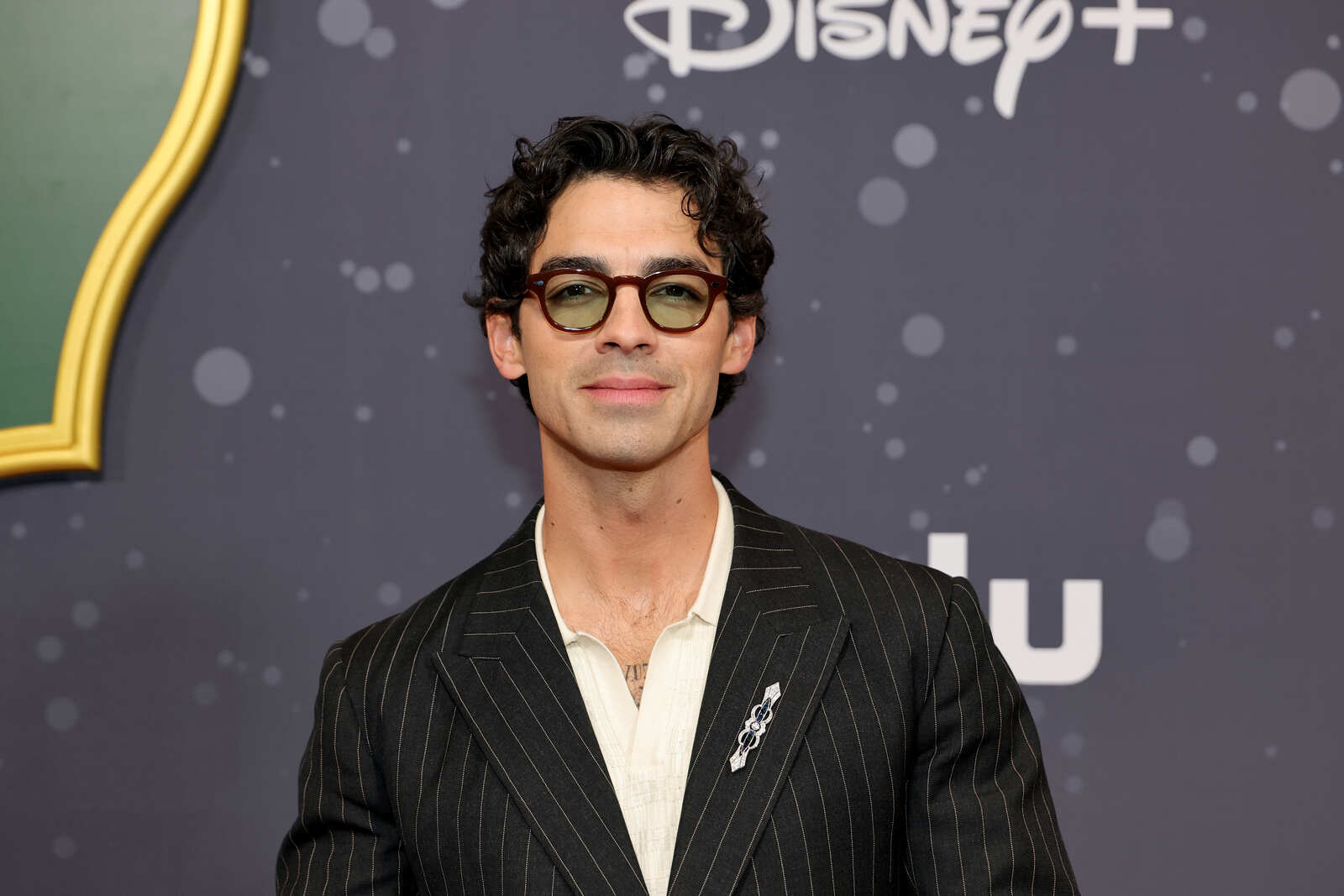 Joe Jonas posando en un photocall