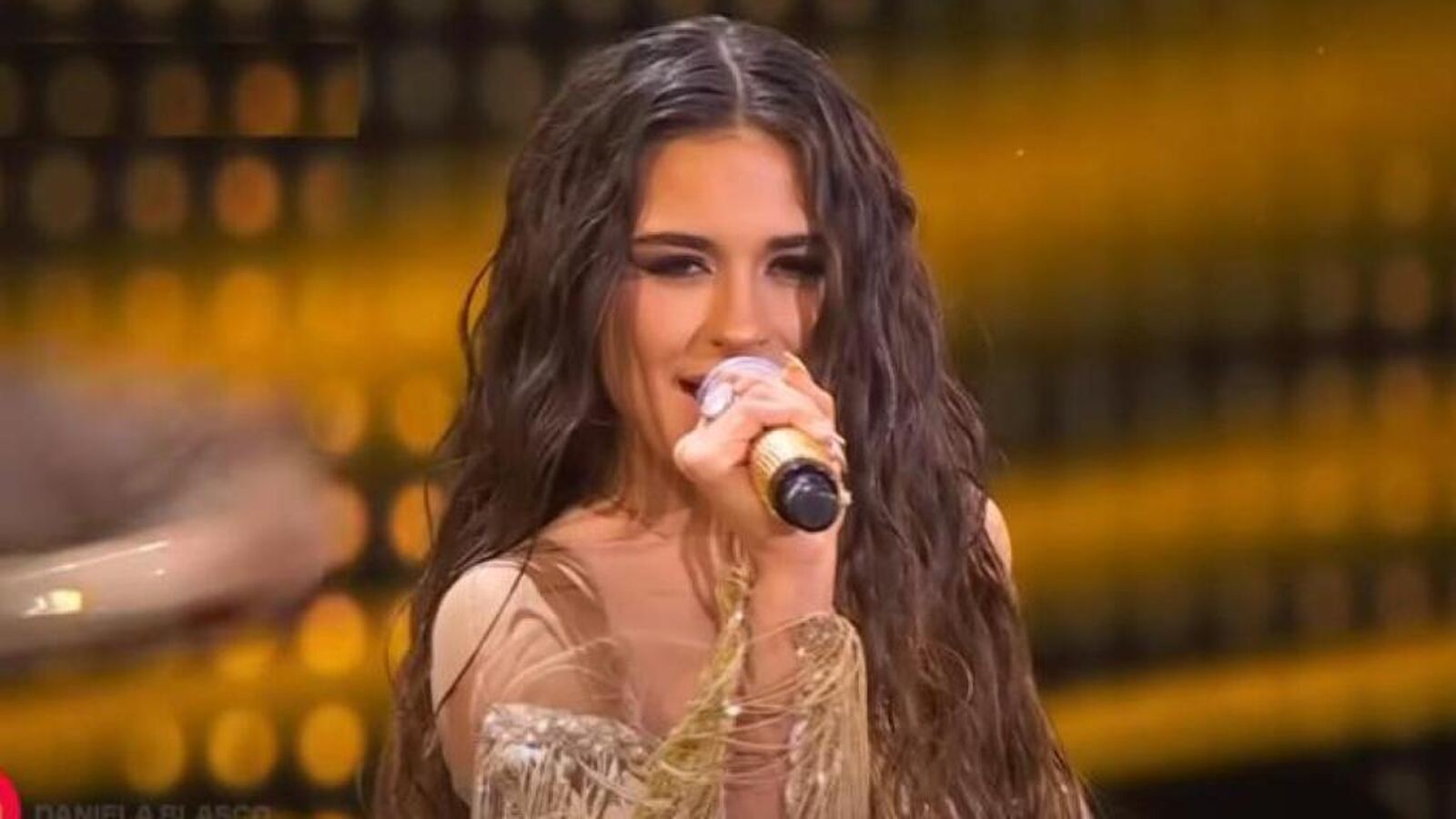 Daniela Blasco cantando