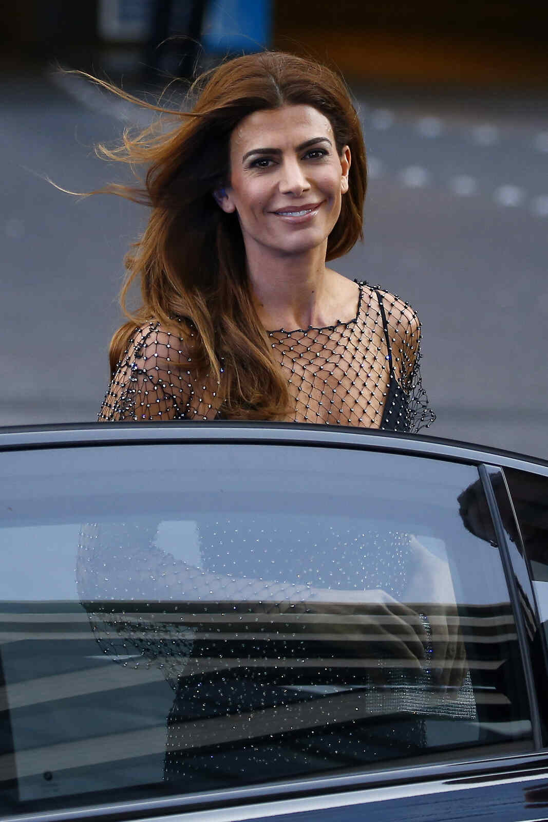 La argentina saliendo de un coche