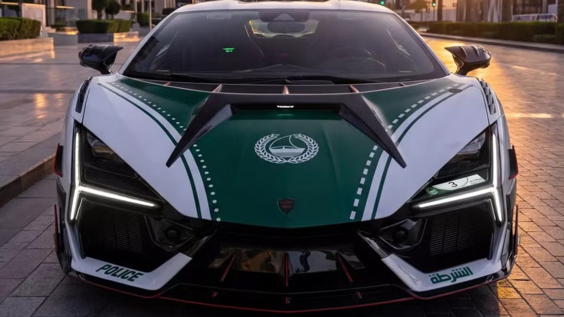 La policía de Dubái estrena un Lamborghini Revuelto de más de un millón de euros como coche patrulla