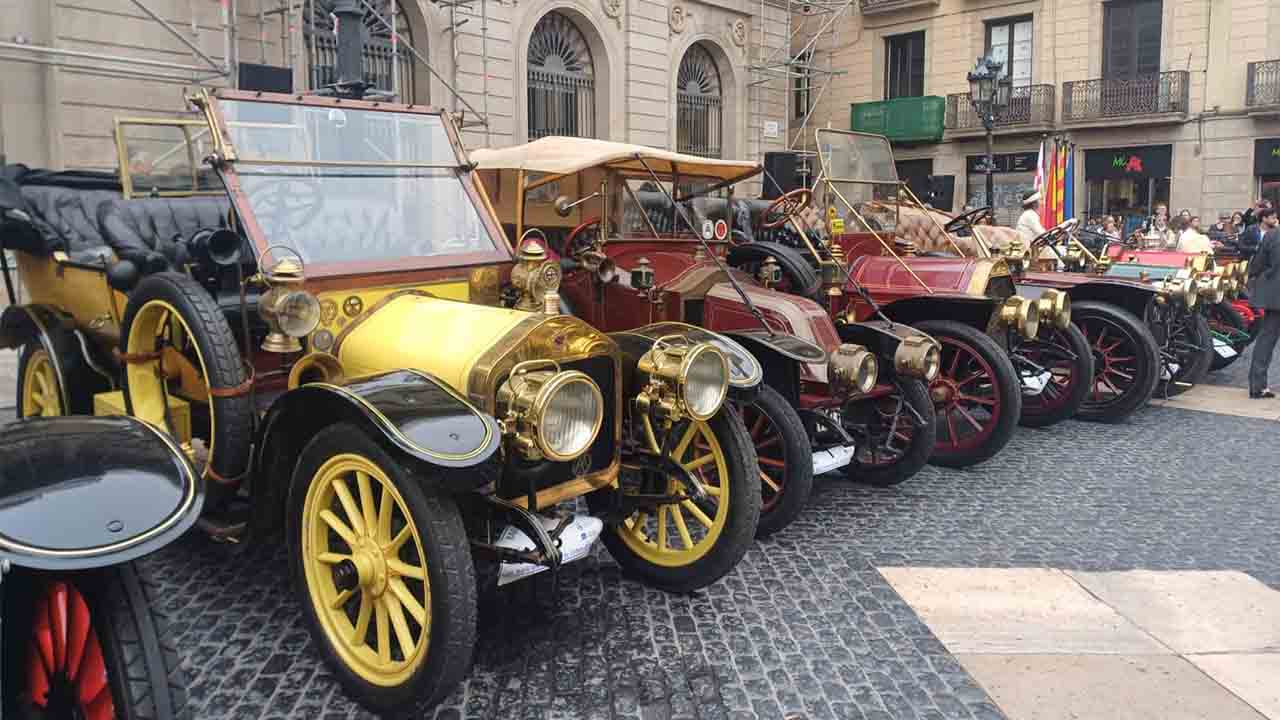 El festival de coches de época que se celebra este fin de semana en Barcelona, en homenaje a Gaudí