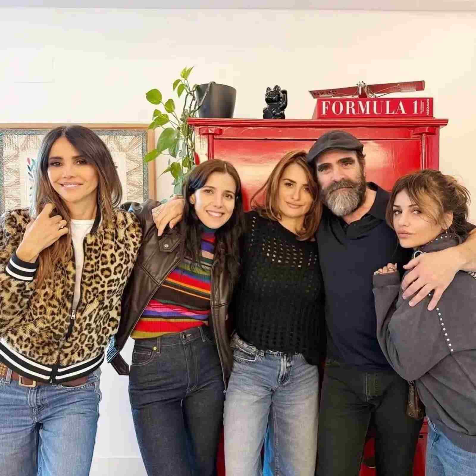 Luis Tosar con Goya Toledo, Mónica y Penélope Cruz posando
