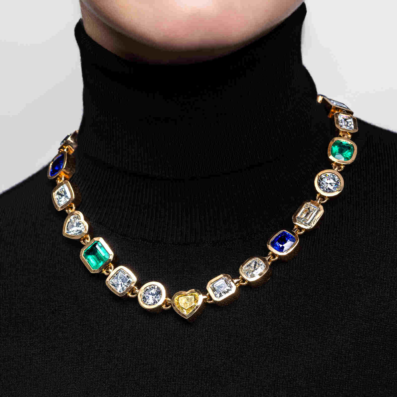 collar del cantante inspirado en Isabel II